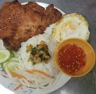 Cơm Sườn + Trứng - 43.000 ₫ tại Cơm Tấm & Cơm Trưa Văn Phòng - Đoàn Văn Bơ
