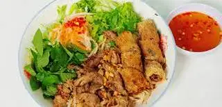 Bún thịt bò xào chả giò - 45.000 ₫ tại BÚN THỊT XÀO CÔ CÚC - Lê Hồng Phong