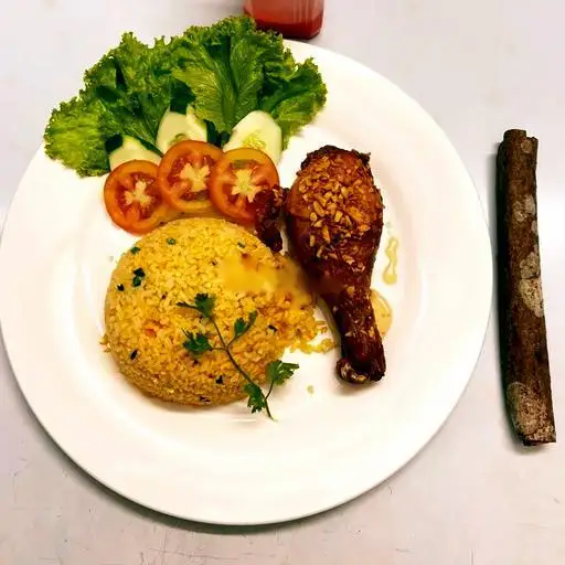 Cơm chiên gà mắm tỏi - 40.000 ₫ tại  Bếp Ông Lâm - Hủ Tiếu Xào Bò Singapore & Cơm Chiên Đùi Gà Sốt Hồng Kông - Đường Số 17