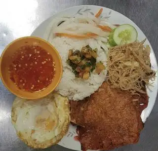 Cơm Sườn + Bì + Trứng - 55.000 ₫ tại Cơm Tấm & Cơm Trưa Văn Phòng - Đoàn Văn Bơ