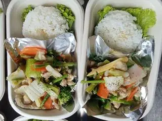 Hình ảnh Cơm trắng -phi lê cá ba sa xào cần,rau củ