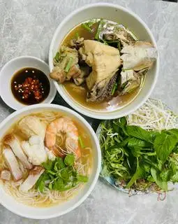 Hình ảnh Bún nước lèo tô đặt biệt nhiều topping 