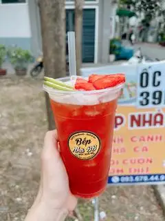 Trà dâu tây - 39.000 ₫ tại Bếp Nhà BB - Gỏi Cuốn & Bún Mắm Nêm & Rau Má Mix - Đường Số 1