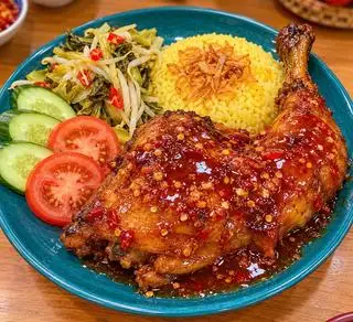 Hình ảnh Cơm gà góc tư sốt me cay