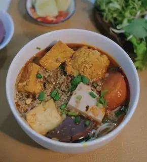 Bún Riêu Cua Mọc Tôm Đầy Đủ - 65.000 ₫ tại Bếp Nhà Signature - Bún Riêu Cua Mọc Tôm - Trần Nhật Duật