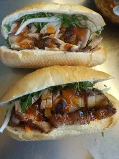 Bánh mì heo quay truyền thống - 35.000 ₫ tại Bánh Mì Hà Nội - Bạch Đằng