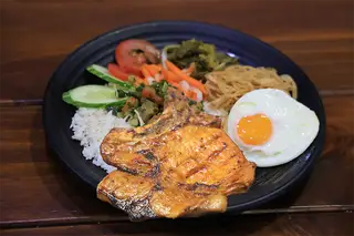 Hình ảnh Cơm sườn cốt lết nướng + Ốp la + Bì
