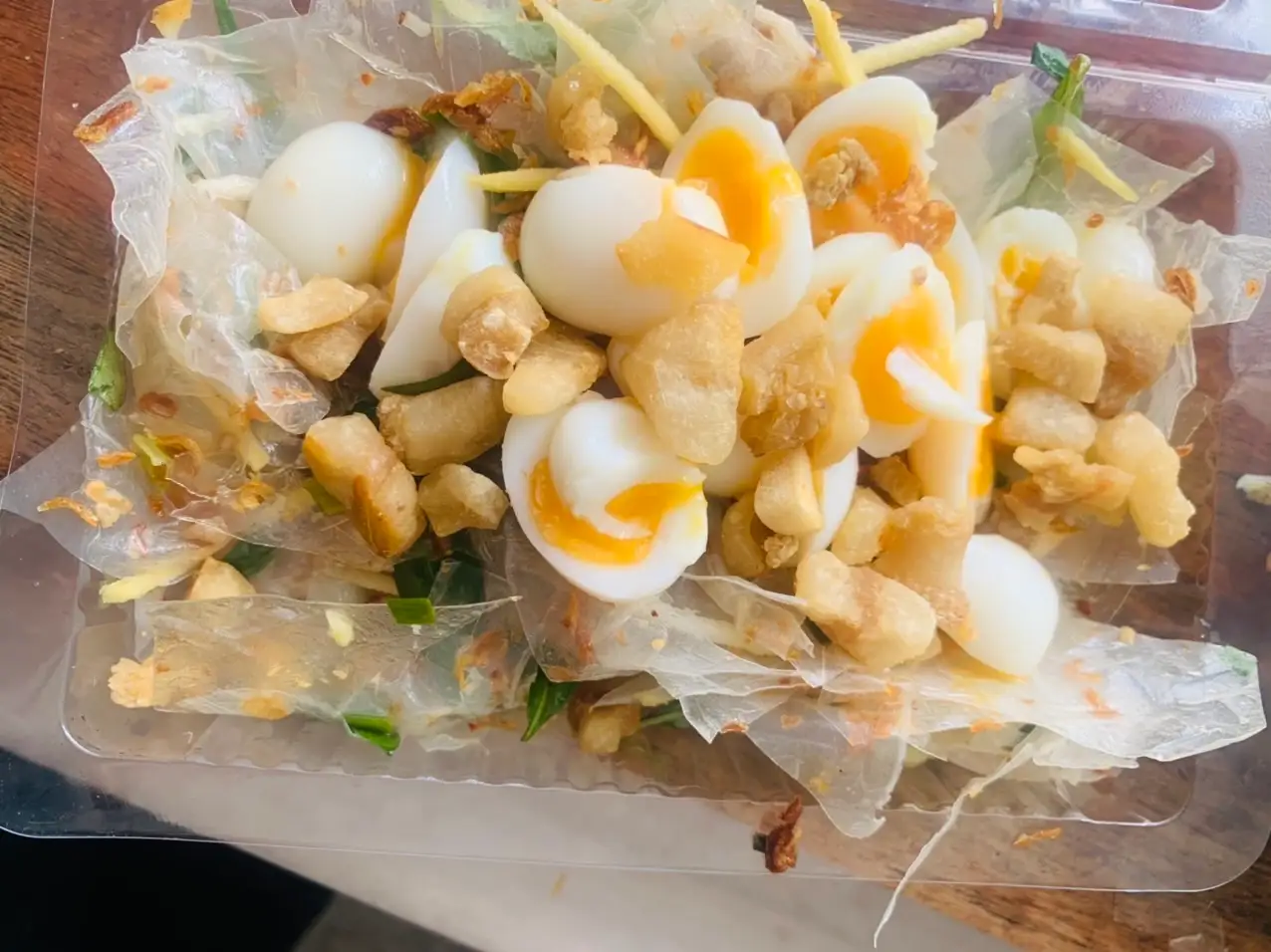 Trộn thịt bằm tóp mỡ - trứng lòng đào - 45.000 ₫ tại Bánh Tráng Nội Nội - Phan Văn Hân
