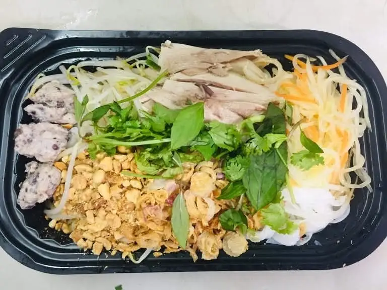 Hình ảnh Phở trộn gà đùi 