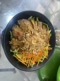 Hình ảnh Bún trộn thịt nướng sốt chua ngọt