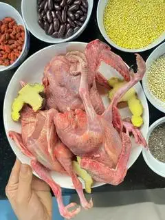 Hình ảnh Cháo bồ câu tiềm táo đỏ kỷ tử