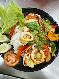 Cơm mực xào rau củ - 59.000 ₫ tại BẾP LÀNH COFFEE & TEA ĂN VẶT - CƠM VĂN PHÒNG - Trần Hưng Đạo