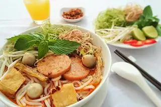 bún huế thuần chay+hộp muỗng đũa - 38.000 ₫ tại Ẩm Thực Chay Sen Vàng - Tạ Quang Bửu