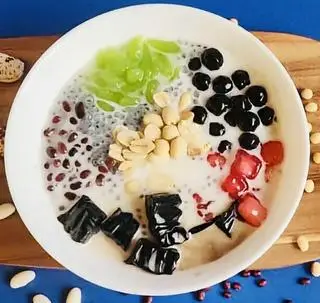 Hình ảnh Chè ngũ sắc đậu đỏ