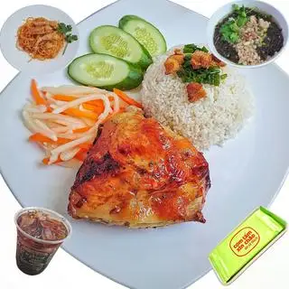 Hình ảnh Cơm Tấm Má Đùi Gà Nướng Mắm Tỏi + 1 hộp canh + 1 coca (hoặc nước khác) 