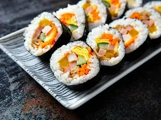 Hình ảnh kimbab sốt chua ngọt