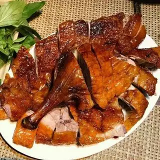 Combo nữa con vịt quay+heo quay 300g+bánh hỏi 500g+3 ổ bánh mì+rau dưa thêm+nước sốt nước mắm - 390.000 ₫ tại Hưng Vĩnh Phát Heo Quay - Vịt Quay, Bánh Mì & Bánh Hỏi - Minh Phụng