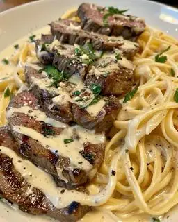 Hình ảnh pasta sốt kem nấm steak