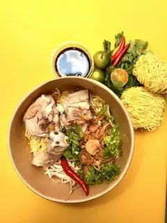 Miến khô sốt dầu hào gà chặt - 47.000 ₫ tại Miến Gà Khô Sốt Dầu Hào 156 - Đặng Văn Ngữ
