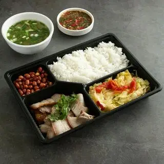 Hình ảnh Cơm trắng thịt ba chỉ sốt chua cay