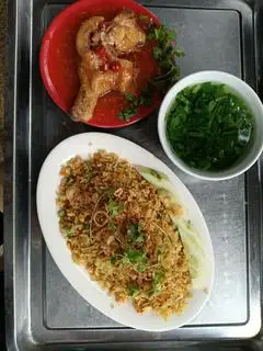 Hình ảnh cơm rang đùi gà chiên mắm 