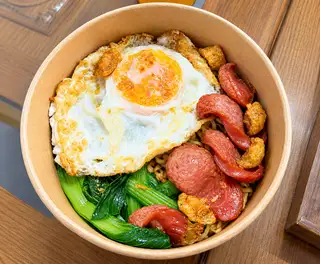 Hình ảnh Mì trộn xúc xích trứng