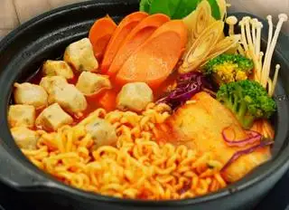 Mì Cay Xúc Xích - 60.000 ₫ tại Mì Cay Seoul House - Trần Văn Mười