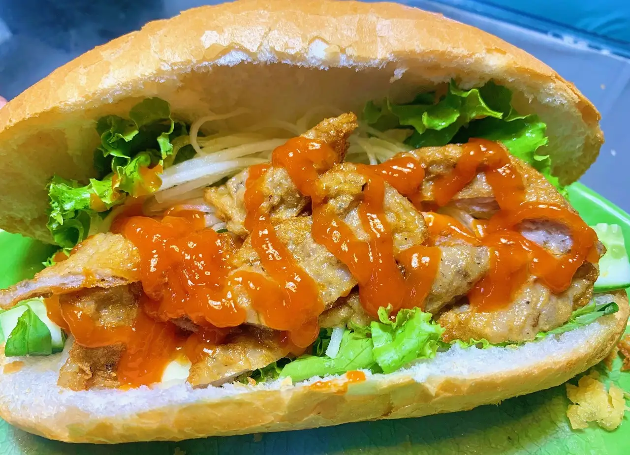 Bánh mì chả cá  kèm 1 ly coca - 29.000 ₫ tại Bread 24h Hamburger & bánh Mì - Điện Biên Phủ