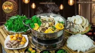 Hình ảnh Lẩu gà đặc biệt - nguyên con gà tre