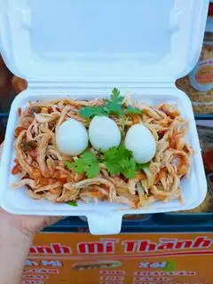 Xôi Gà Xé 3 Trứng Cút ĐẶC BIỆT - 35.000 ₫ tại Bánh Mì & Xôi Thành Lợi - Phạm Thị Tánh