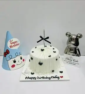 Hình ảnh bánh trắng tim đen 15cm