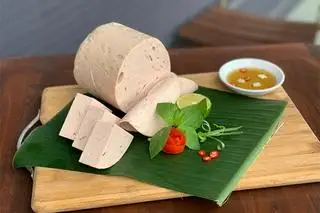 chả lụa thêm - 14.000 ₫ tại Bánh Cuốn Nóng, Bánh Ướt Lòng Gà & Bánh Cuốn Lòng Đào - Lê Văn Sỹ