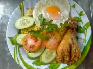 cơm đùi gà trứng chiên  - 49.000 ₫ tại Cơm Gà Xối Mỡ Tài Lộc - Đặng Thùy Trâm