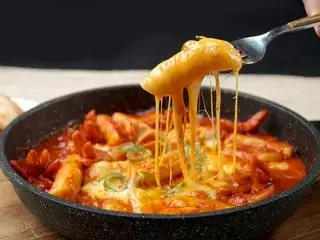 Hình ảnh tokbokki rắc phomai sợi
