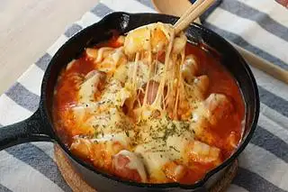 Hình ảnh Tokbokki phủ phomai