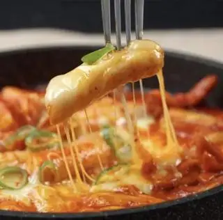 Tokbokki chả cá sốt cay HQ phô mai - 43.000 ₫ tại Quán Của Hy - Trà Sữa & Tokbokki - Sư Vạn Hạnh 