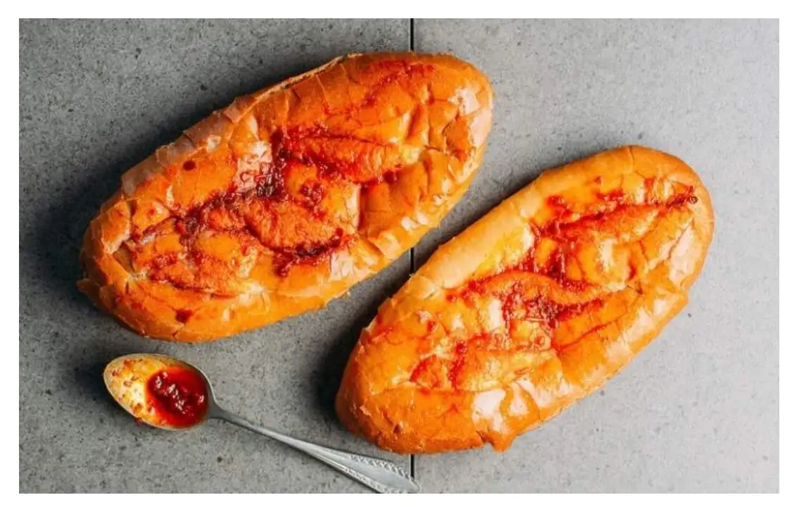 1 ổ bánh mì nướng muối ớt kèm tương ớt, maiyonaise - 28.000 ₫ tại F-S - Bánh Mì Chả Cá Má Hải - Nguyễn Biểu
