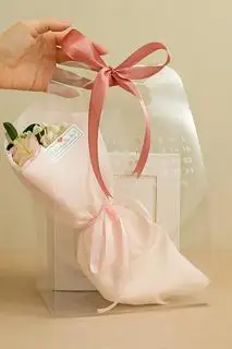 Hình ảnh SET HOA SÁP TÚI MICA LỊCH SOCOLA PHỦ TRÀ XANH