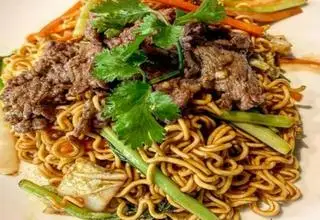Mì xào bò  - 52.000 ₫ tại Quán Nguyệt Tròn - Gỏi Cuốn & Bột Chiên - Lý Thái Tổ