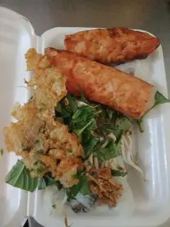 Hình ảnh Bánh cuốn nóng. 2 cây nem nướng 