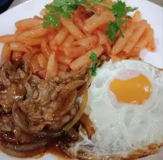 Nui xào bò trứng - 60.000 ₫ tại Ngọc Minh Quán - Bánh Mì Chả Cá Nóng - Lê Quang Định