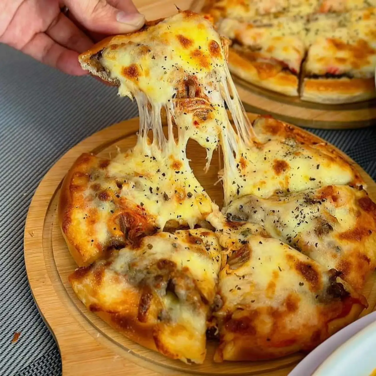 Pizza bò bằm cheese - 120.000 ₫ tại Pizza Chicago 24h - Tôn Thất Thuyết