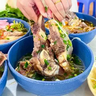 Bún bò thập cẩm có sườn bò - 85.000 ₫ tại Bún Bò Huế Chú Khải Péo - Âu Cơ