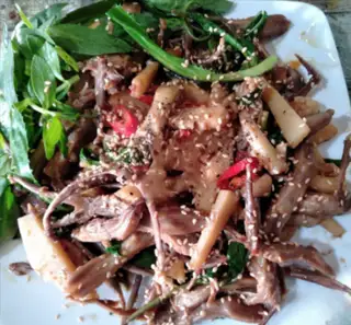 Hình ảnh Chân vịt rút xương xào măng