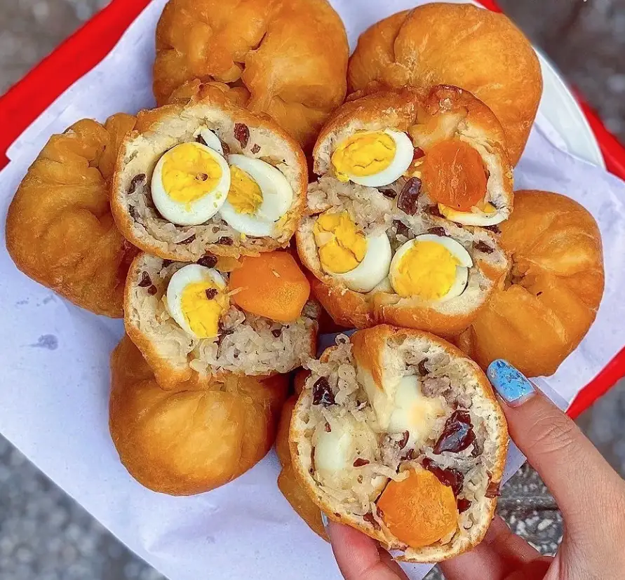 Bánh bao chiên nhân trứng muối đặc biệt - 14.000 ₫ tại Bánh Bao Chiên Tân Định 1991 - Nguyễn Văn Đậu