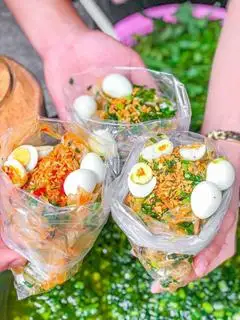 Hình ảnh Bánh tráng dẻo phơi sương trộn mỡ hành trứng cút tỏi giòn 