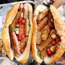 Bánh mì chả cá nóng - 23.000 ₫ tại Bánh Mì Chả Cá & Trà Sữa Chú Hùng - Lâm Văn Bền
