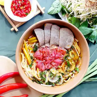 Bún bò tái nạm - 67.000 ₫ tại Bún Bò Huế Kim Hương - Điện Biên Phủ