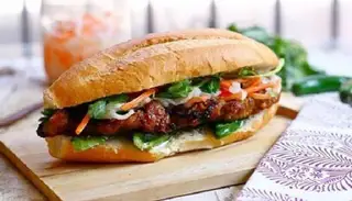 Bánh mì thịt nướng - 25.000 ₫ tại Bánh Mì Thúy Mầu - Đại Nghĩa