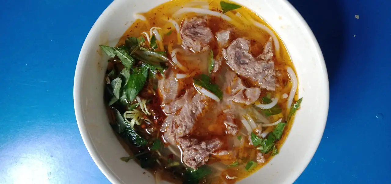 Bún bò nạm ( tô lớn kèm muỗng đũa) - 44.000 ₫ tại Quán Bảo Ngọc - Bún Bò - Bánh Canh - Đoàn Văn Bơ